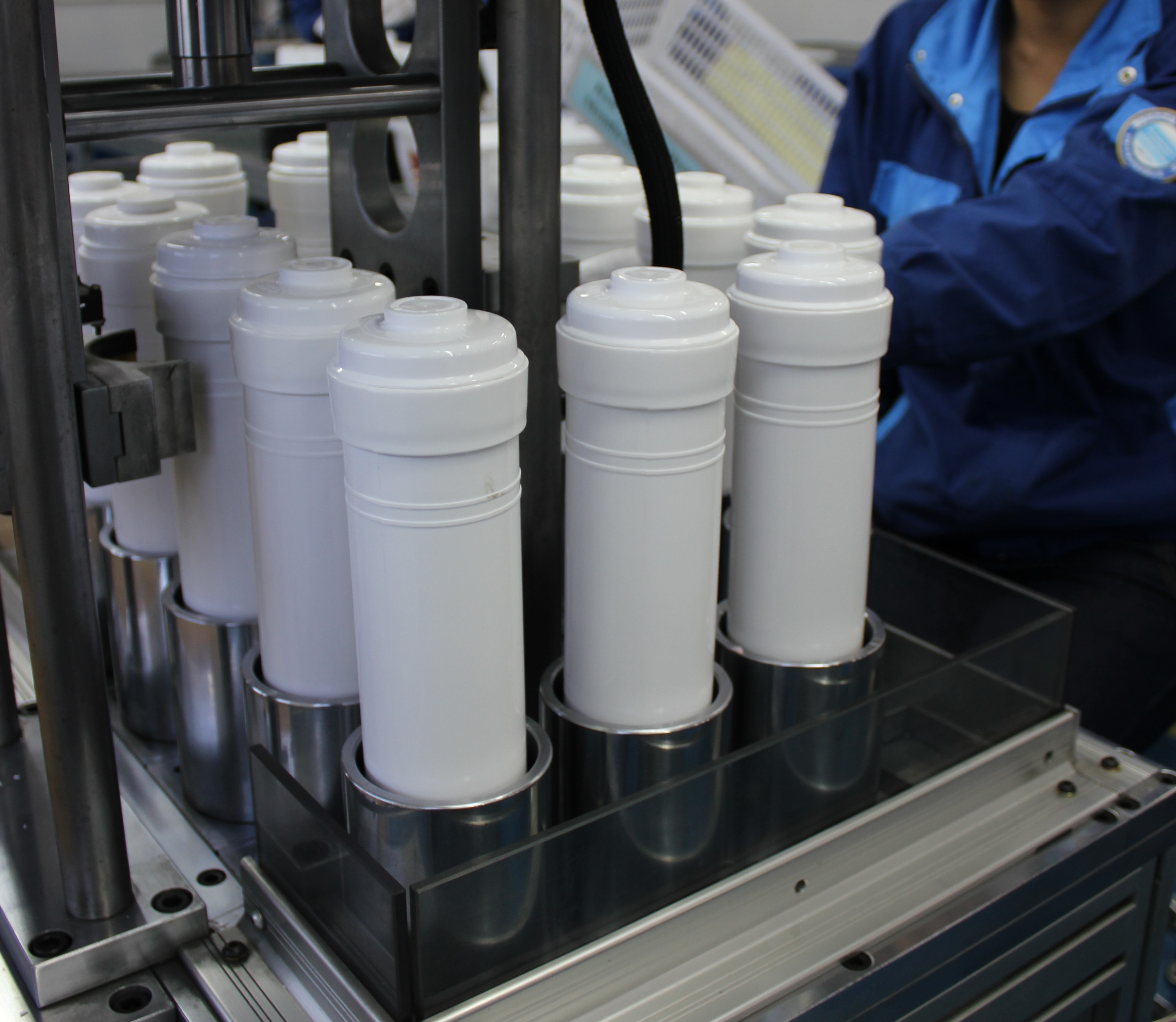 1750921489217998.jpg 生产滤芯车间.JPG